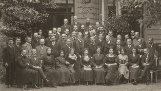 Foto de familia del Congreso Internacional de Psicoanálisis celebrado en Weimar en 1911. En el centro de la imagen, Freud y Jung (apoyándose en el respaldo de una silla). A la derecha de Freud, Ferenczi, y sentada delante de este, Lou Andreas-Salomé, musa de poetas como Rilke y a quien el propio Nietzsche propuso matrimonio