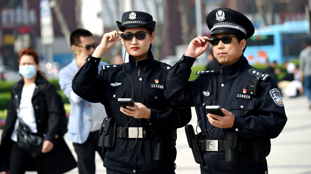 Policías chinos con gafas de reconocimiento facial