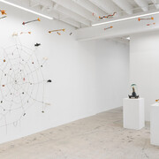 Alejandro García Contreras, Un río abrazando una montaña, vista de exhibición. Cortesía de Anat Ebgi