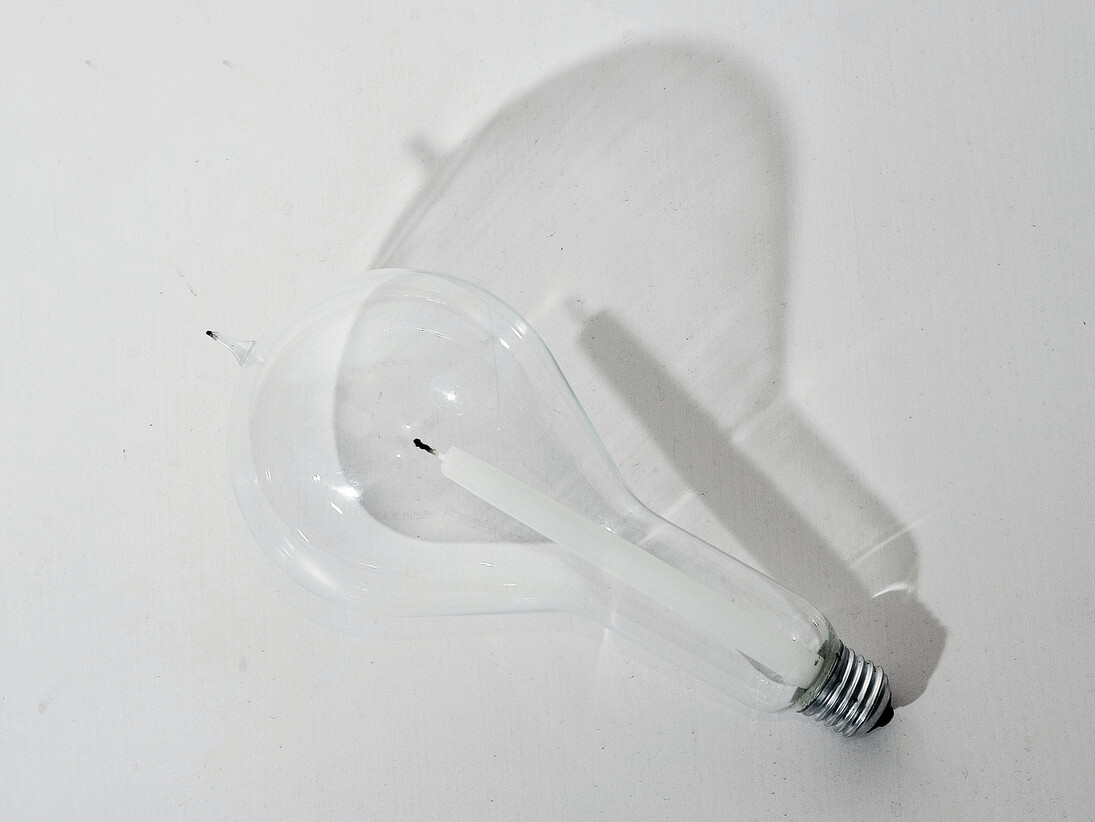 Jacopo Mazzonelli, Light (vetro soffiato, candela, innesto per lampadina), Courtesy Federico Bianchi Gallery