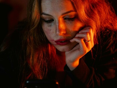 Mulher deprimida. Não escrevo este texto com base em ciência e nenhum trabalho acadêmico, ele é fruto apenas de minhas observações e vivências. Tive minhas paixões na vida, sofri por algumas garotas que não me queiram, quis demais as que me quiseram e outras desprezei atraindo sua raiva, ou despertando nelas a paixão, aprontei das minhas e também aprontaram comigo, portanto são minhas experiências que coloco aqui