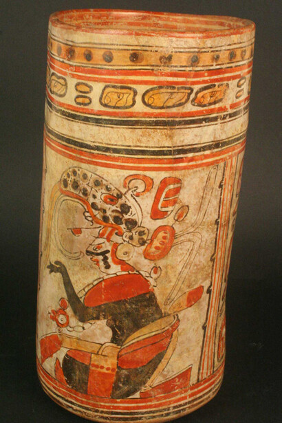 Vaso Policromo

Materiales: Cerámica

Preclásico 300 - 600 d.C.

Medidas: 278 mm de alto