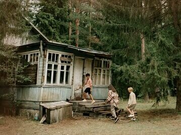 Crianças exploram casa desconhecida. Talvez o mundo inteiro seja uma terra estrangeira. E talvez tal fato se evidencie em alguns momentos, como no isolamento, durante a pandemia, em que não sabíamos se haveria mundo para onde voltar