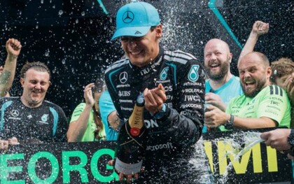 George Russell a Spielberg, Austria, domina dalla pole position l’ottava tappa del Mondiale di Formula 1, precedendo sul traguardo la Red Bull di Max Verstappen e il leader della classifica generale Kimi Antonelli