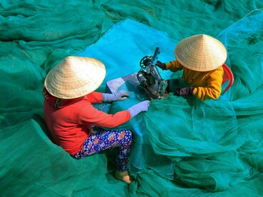 A solução para Marx reside na comunidade. É somente na comunidade com outros que cada indivíduo pode encontrar os meios necessários para desenvolver suas faculdades em todos os sentidos. A liberdade pessoal, portanto, torna-se possível apenas no interior da comunidade 

