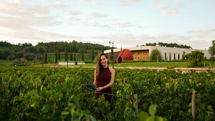 Donna nel vigneto di una azienda agricola italiana