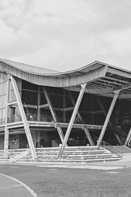 Palazzetto dello sport. Frequentavo un palazzetto dove mi allenavo quotidianamente e respiravo quell'aria umida, fredda e totalmente priva di un impianto di riscaldamento adeguato...