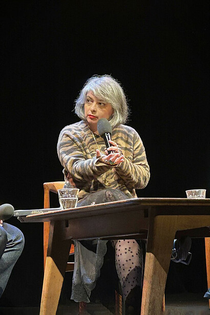 La escritora y periodista argentina Mariana Enríquez durante la presentación de su obra "Los peligros de fumar en la cama" (Les dangers de fumer au lit), en su edición en francés, Maison de la Poésie, Paris