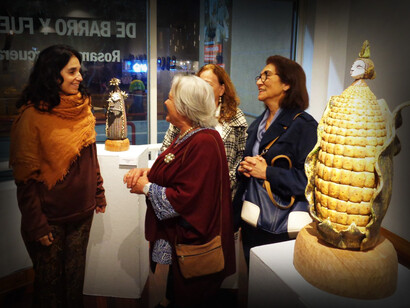 Rosamar Corcuera conversa con Teresa Fuller Granda (hija de la compositora Chabuca Granda) en su exposición 'De barro y fuego' en el Centro Cultural Ricardo Palma, en Miraflores, Perú