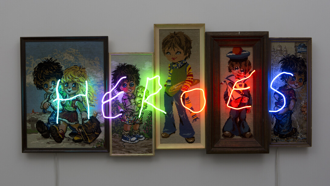 Claude Lévêque (1953-), Heroes, 2014, Canevas encadrés, néon multicolore, 61,5 x 135,5 x 8,5 cm, Pièce unique