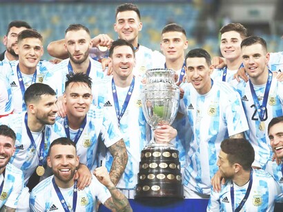 The Argentina team celebrates the win of the 2022 FIFA World Cup, holding the trophy
