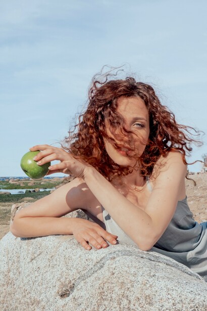 Moça posa para foto com maçã verde