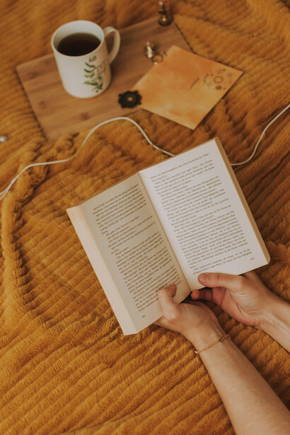 La narrativa de Montero explora con agudeza las contradicciones del ser humano, entrelazando lo cotidiano con lo existencial a través de personajes profundamente psicológicos y situaciones que desafían los límites entre realidad y ficción