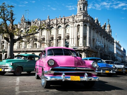 Míticos coches de fabricación estadounidense en frente del Gran Teatro de La Habana, la más antigua institución teatral en activo de Latinoamérica