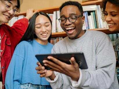 Hoje existem as chamadas comunidades literárias digitais, têm tido um papel fundamental na formação de leitores. Através de mídias sociais e digitais como o BookTok, BookTube, Bookstagram e outras mídias, grupos de interesse com afinidades comuns, estabelecem novas formas de ler, escrever, compartilhar livros e leituras
