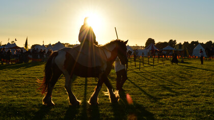 El rol del pregonero era el de recorrer las calles de los pueblos o ciudades para comunicar a la población sobre las noticias