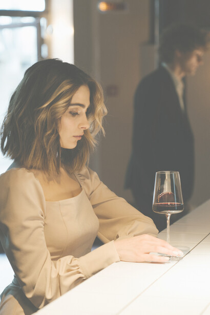 Giovani al bar. Posò una mano sulla mia prendendosi una piacevole ma disarmante confidenza, ma non fu tanto quello a scioccarmi quanto più il forte calore che iniziai a percepire dentro di me come se un po’ di quella luce che la circondava fosse entrata passando per quel contatto lieve