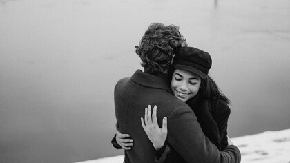 Casal demostrando afeto