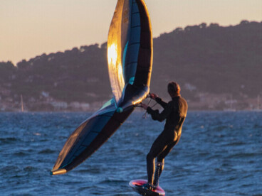 Dernier venu dans l'univers des sports de glisse, le wingfoil séduit par sa sensation unique de liberté et de légèreté