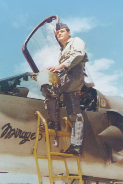 Francisco Visconti, General de la Fuerza Aérea Venezolana que apoyó a los golpistas en el intento de golpe de 1992, abordando un Mirage