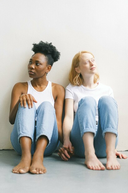 C’era quiete tra le rade lapidi, solo un debole cinguettio e dei motori lontani disturbavano l’eterno riposo. Anna parve soddisfatta di quel luogo, mentre Elisa si sentiva un’intrusa ogni volta, come se i suoi passi sui sassolini potessero risvegliare l’ira di qualche antico pastore