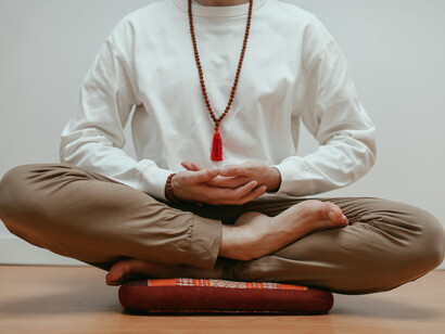 La espiritualidad cotidiana surge cuando se reconoce lo sagrado en las pequeñas acciones diarias, sin separar la vida interior del mundo práctico