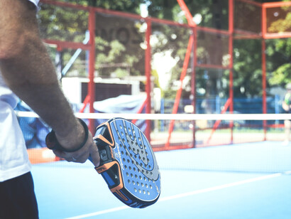 La popularidad del pádel ha aumentado en todo el mundo en los últimos años, debido a que se trata de un deporte social apto para todas las edades