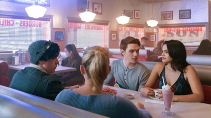 «Riverdale» es una serie de televisión de drama y misterio desarrollada por Roberto Aguirre-Sacasa y Greg Berlanti, basada en la historieta de Archie creada por John L. Goldwater