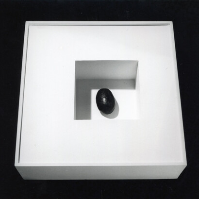 E.Scanavino. Composizione 2, 1959, scatola di legno dipinto di bianco, uovo in ceramica smaltata, 60,5x60,5x20 cm