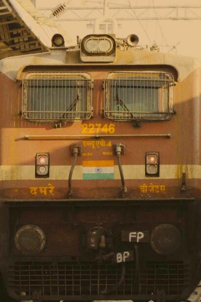 Treno in partenza in una stazione in India