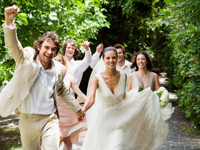 Pareja de recién casados acompañados por sus amigos