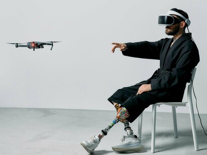 A inteligência artificial (IA) é, sem sombra de dúvida, um dos pilares do futuro da computação. A capacidade dos computadores de aprender, raciocinar, interpretar dados complexos e tomar decisões autônomas está transformando todos os setores da economia e da sociedade. Sistemas de IA já estão presentes em assistentes virtuais, algoritmos de recomendação, diagnósticos médicos e veículos autônomos. No futuro, essas capacidades serão ainda mais amplas e sofisticadas