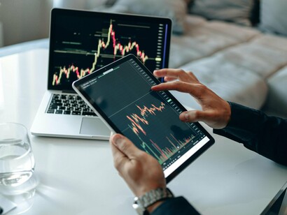 Governos populistas integrados naquela economia digital prematura recorreram ao swap cambial internacional para auxiliar no equilíbrio econômico internacional. O swap cambial e o hedge são os seguros financeiros contra a valorização ou desvalorização cambial desmedida ou emergencial, derivadas de algum desequilíbrio forte na economia do acaso
