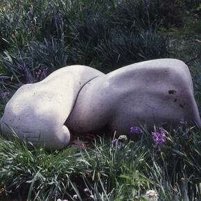 Barry Flanagan, Untitled (carving no.1/83), 1983,
Dark Tuscan Travertine (stone carving), 28 1/4 x 30 3/4 in / 72 x 151.1 x 78 cm
© The Estate of Barry Flanagan, 2015
