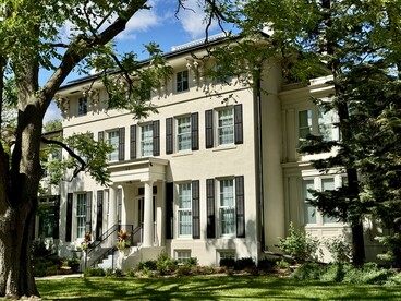 Construida en 1840, la casa es de estilo italianizante y neogriego. Residencia oficial del rector de la Universidad. Es el edificio  más antiguo que se conserva. Universidad de Michigan, EE.UU.