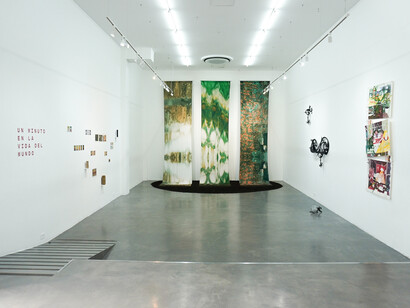 Varios artistas, Un minuto en la vida del mundo, vista de exhibición. Cortesía de la Q Galeria