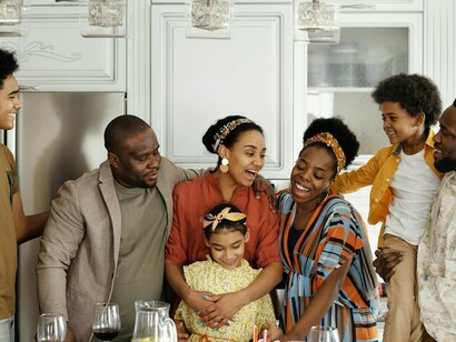 Família reunida. Segundo Lev Vygotsky, o aprendizado é intensificado quando ocorre a interação com outros, em especial através da "zona de desenvolvimento proximal", onde a ajuda e a conversa com quem já domina determinadas habilidades promovem o progresso da criança. Já Jean Piaget destaca que as crianças constroem seus próprios conhecimentos a partir das experiências e, para isso, é fundamental que possam expressar suas ideias e, ao mesmo tempo, serem guiadas na compreensão dos limites do comportamento