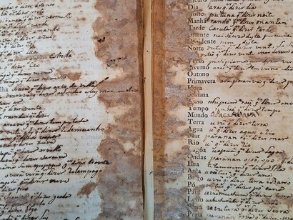 Página do livro Língua geral dos índios das Américas, de autoria anônima, que pertencia a Camilo Castelo branco e hoje está na Biblioteca Nacional do Brasil. Tudo banhado pelo sfumato da indecidibilidade do seu discurso entre verdade e ficção (declaradas e/ou insinuadas) e sustentado pelo poderoso e visceral ‘grão da voz’ camiliano narrador de coisas que só eu sei (1853)