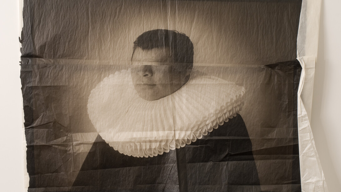 Luis González Palma. Guardaespaldas. Serie Tu mirada me distorsiona sin saberlo. 2009. Cortesía del artista