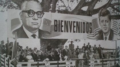 John F. Kennedy y Rómulo Betancourt durante una visita oficial en La Morita, Venezuela, 16 de diciembre de 1961
