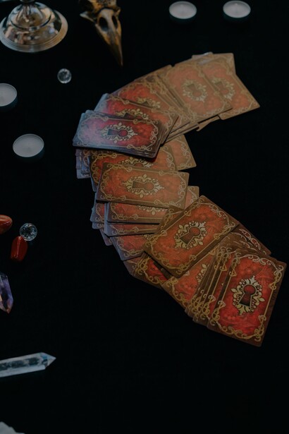 Baralho de cartas e velas com cristais para adivinhação
