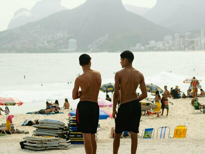 Praia do Rio de Janeiro. Tentei pedir ajuda a algumas pessoas, mas a festa estava em seu auge, e ninguém parecia perceber a gravidade do meu desespero. Acabei me afastando ainda mais, procurando um lugar mais tranquilo para pensar