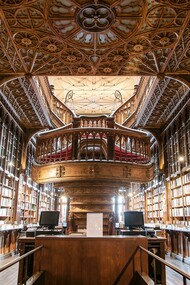 Livraria Lello & Irmão em Porto, Portugal. Entre as estantes, que abrigam os saberes e o silêncio espacial, ocorre uma cerimónia sagrada. Este ambiente convida o visitante a um diálogo pessoal com o conhecimento e estimula as associações cerebrais e esta cerimónia sagrada, facilita a absorção de um vasto oceano de informações