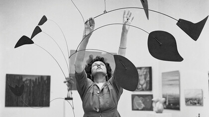 Peggy Guggenheim, Calder mobile Arc of petals nel 1948 