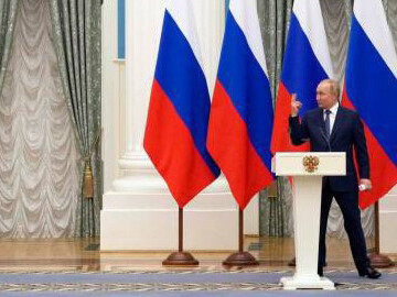 Vladimir Putin at a press conference with Macron