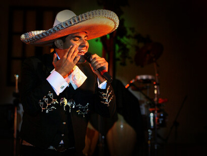 La proximidad del huaso chileno al charro mexicano puede explicarse también desde el cine