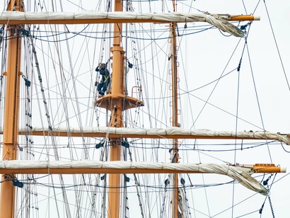 Detalhe de caravela similar às usadas na época das navegações. A igreja de Santa Maria do Castelo, construída no século XIV e ampliada nos séculos seguintes, tornou-se um símbolo da prosperidade deste período. O gótico português, influenciado pelas novas correntes arquitetónicas da época, reflete-se na construção deste templo, que ainda hoje se mantém como um dos marcos históricos da Lourinhã
