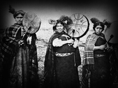 Imagen de tres mujeres pertenecientes al pueblo mapuche en Chile, a principios del siglo XX