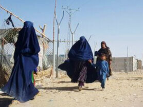 Donne in fuga, sono il bersaglio dei guerriglieri, le cercano per giustiziarle