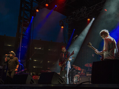 En escena, la banda evita el efectismo: entrega interpretaciones honestas, sofisticadas y profundamente humanas, sin caer en poses ni artificios